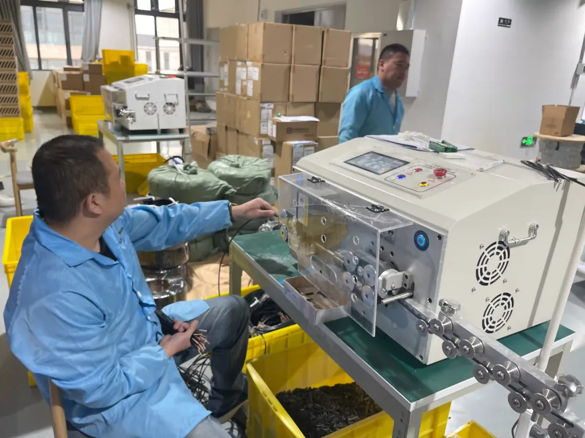 Ilustracja artykułu: Wire cutting i stripping przewodów — tolerancje, strip length i nicked strands